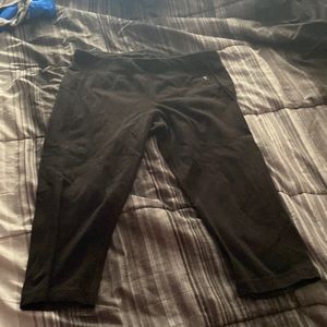 Black capris women size M good shape